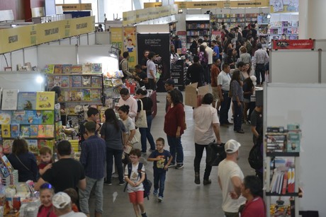 Disfrutan cientos de familias de la Feria Internacional del Libro Coahuila 2024