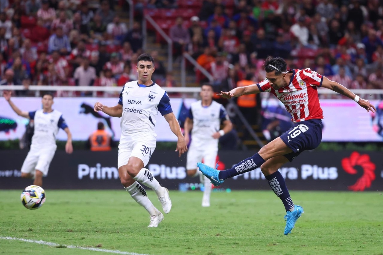 En un intenso encuentro, Monterrey igualó 1-1 con Chivas en el estadio Akron, manteniendo su invicto como visitante y sumando un punto crucial en su camino hacia la cima de la Liga MX. Foto: Chivas en Facebook.