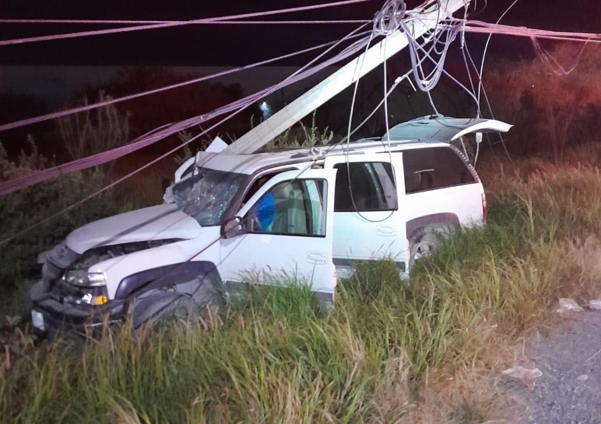 Los daños que se quedaron en la camioneta tras el choque. Foto: Protección Civil de Nuevo León.