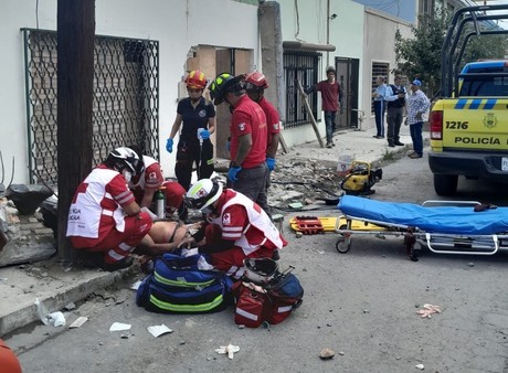 Queda herido tras caer a tres metros de altura en Monterrey