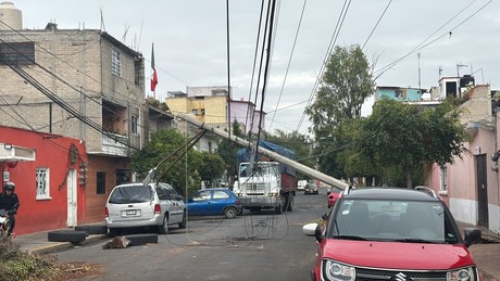 Cae poste de concreto tras ser jalado por fuertes vientos de la semana pasada