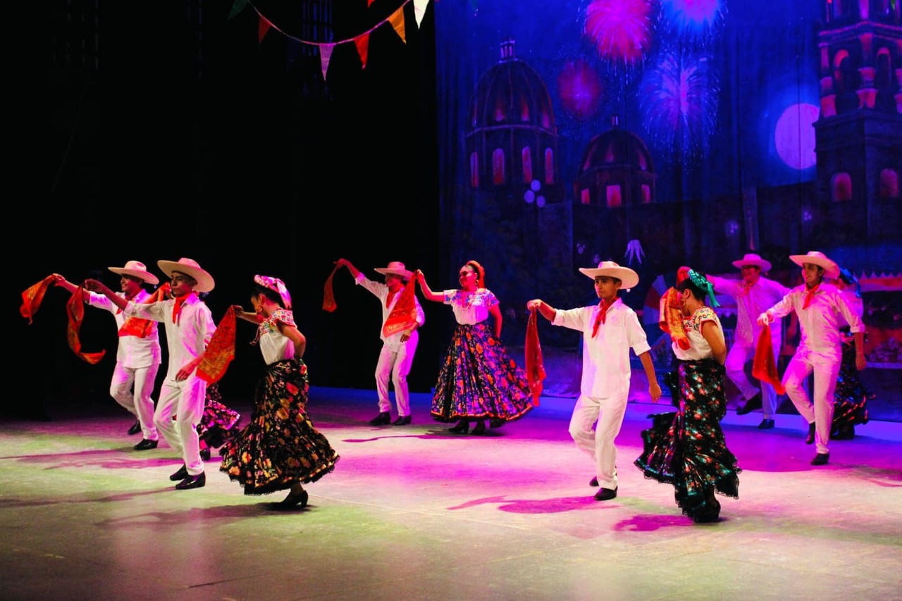 Ballets Folklórico Juvenil del Estado y Ángeles del Mayab, en su festejo de aniversario. Foto: Redes sociales