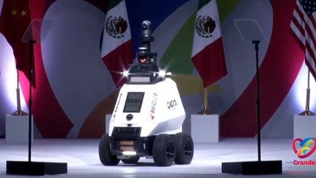 VIDEO: Robot saluda y habla a Durango en Segundo Informe de Gobierno de EVV