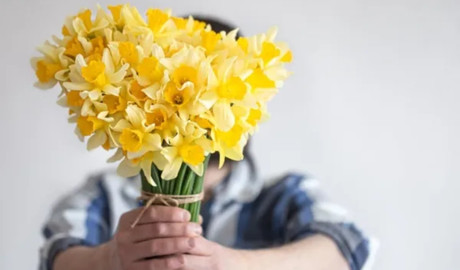 ¿Cómo surge la tradición de entregar flores amarillas?