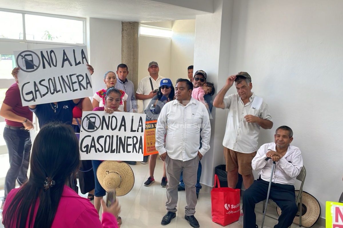 Manifestantes protestan durante la sesión del Cabildo en Los cabos. Foto: Ariel Zavaleta / POSTA BCS