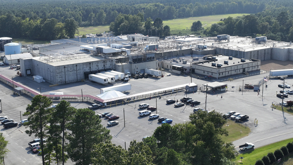 Esta toma aérea muestra la planta de la empresa Boar's Head que fue vinculada a un brote letal de listeria, el jueves 29 de agosto de 2024, en Jarratt, Virginia. (AP Foto/Steve Helber)