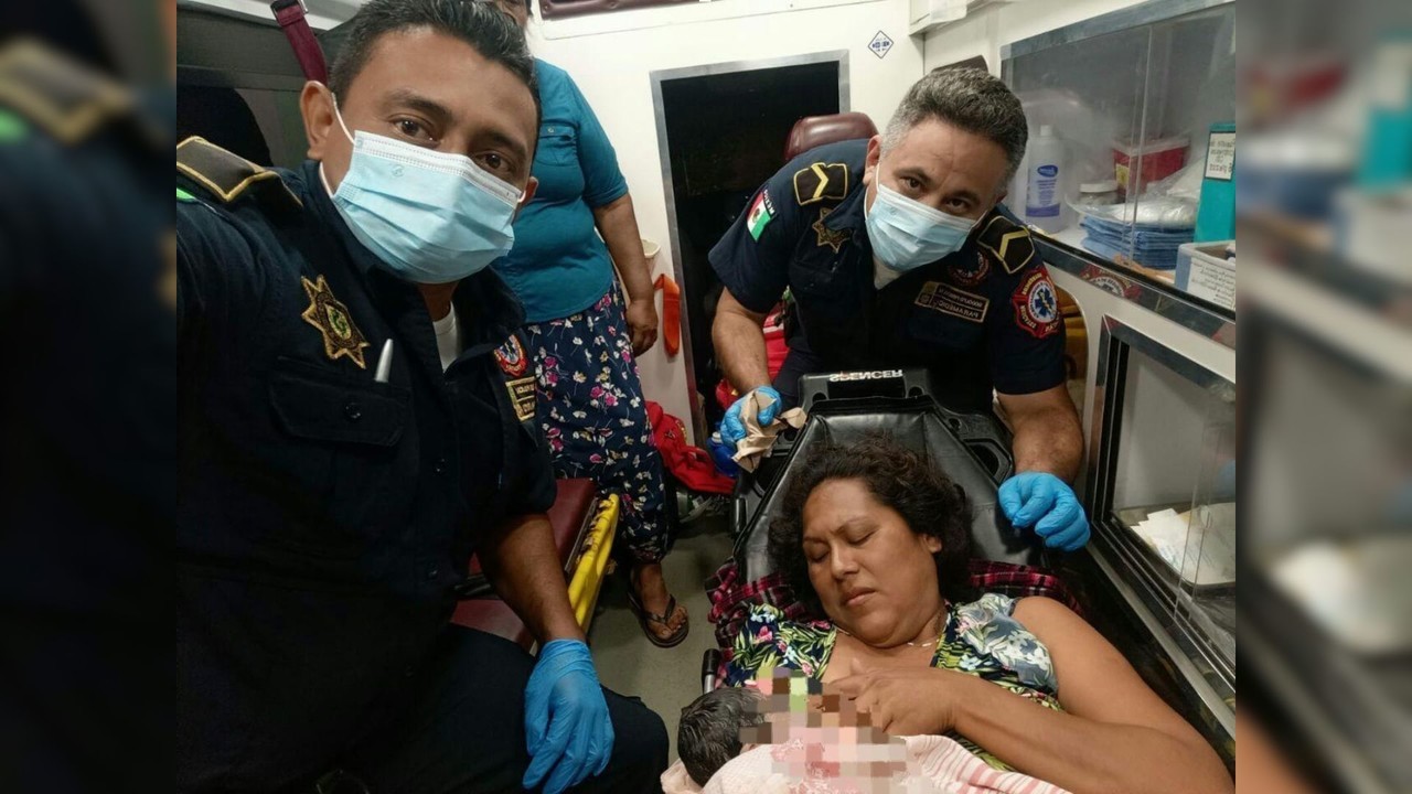 Paramédicos junto a la mujer que asistieron durante el parto Foto: Cortesía