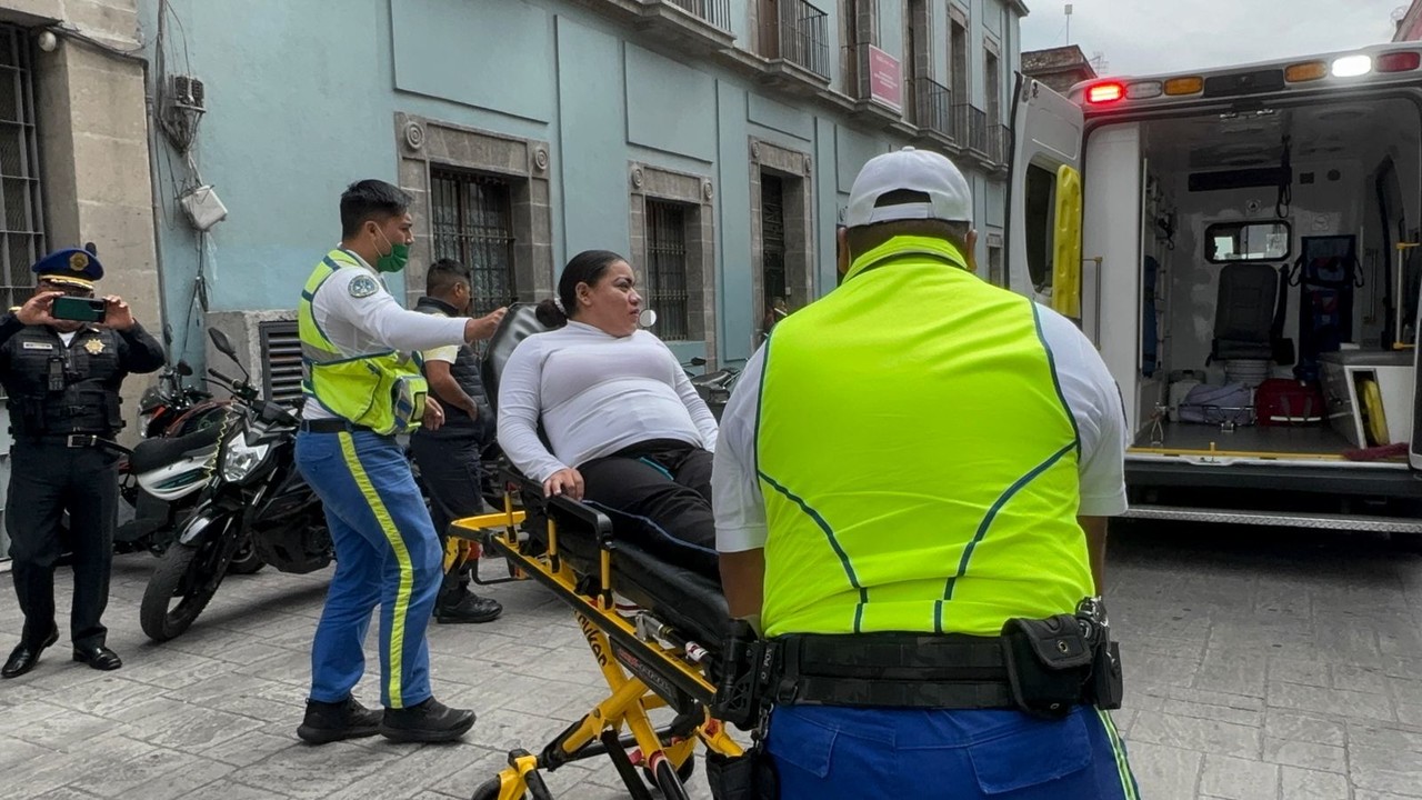 Policía Auxiliar es llevada en ambulancia. Foto: Ramón Ramírez