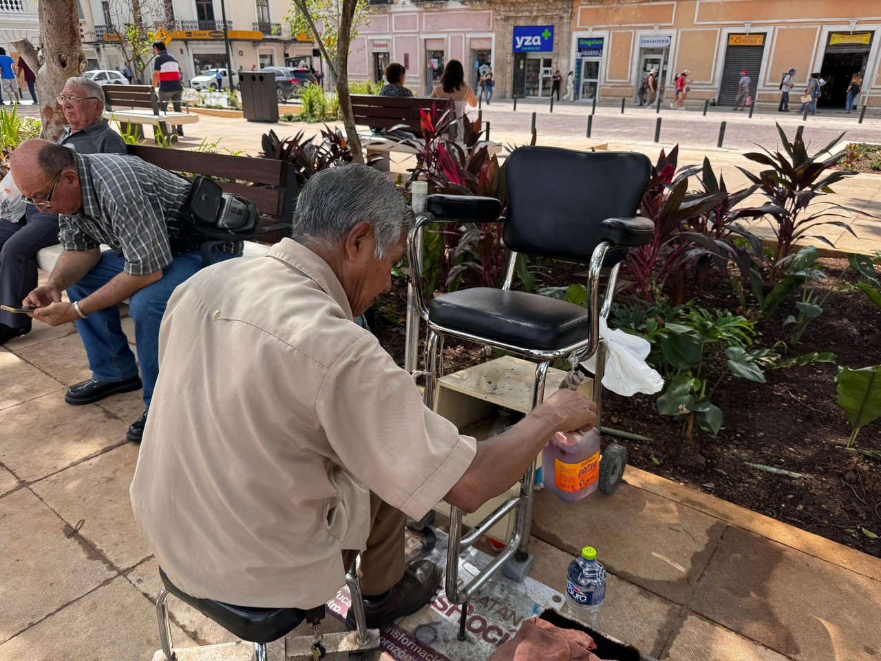 Los trabajadores esperar durante meses que finalicen los trabajos en la plaza Foto: IRVING GIL