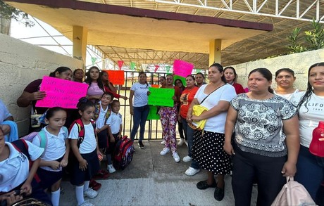 Ante falta de energía eléctrica en escuela, madres 'cortan la luz' en el CREDE