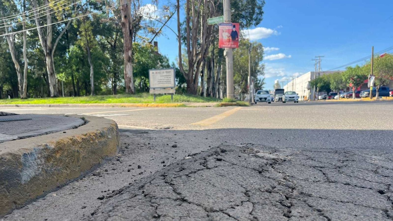 Hace menos de dos meses que se realizó la pavimentación de la calle magnolia y madre selva y ya presenta importantes daños. Foto: Jesús Carrillo.