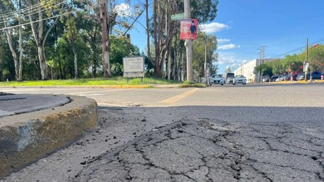 La recién pavimentada calle de la discordia ya presenta daños