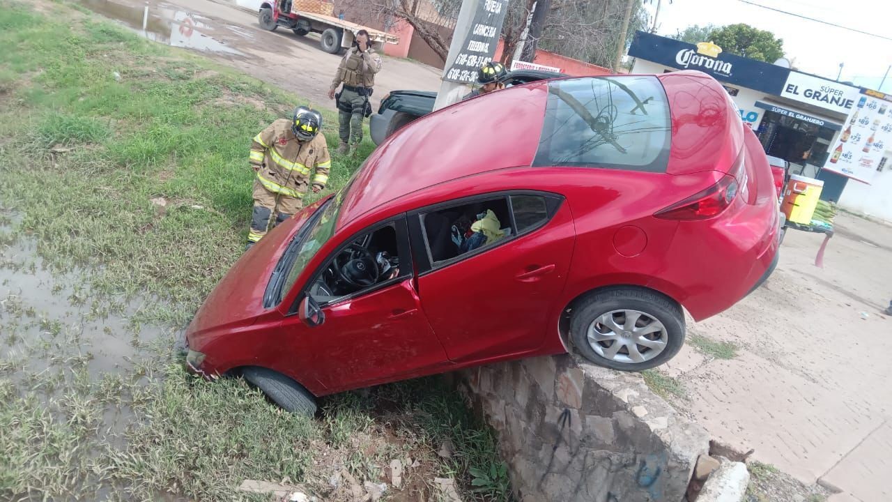 Vehículo cayó a un canal tras perder el control. Foto: Cortesía.