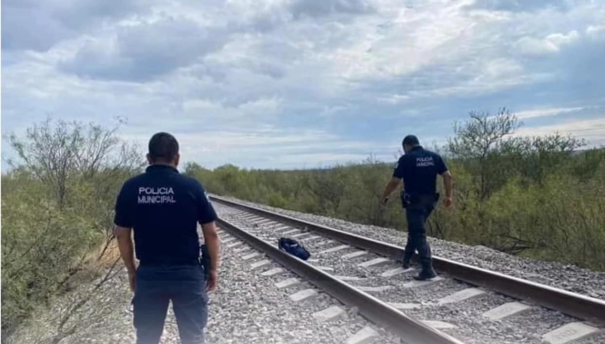 Policía encuentra a migrante en las vías. Foto de redes.