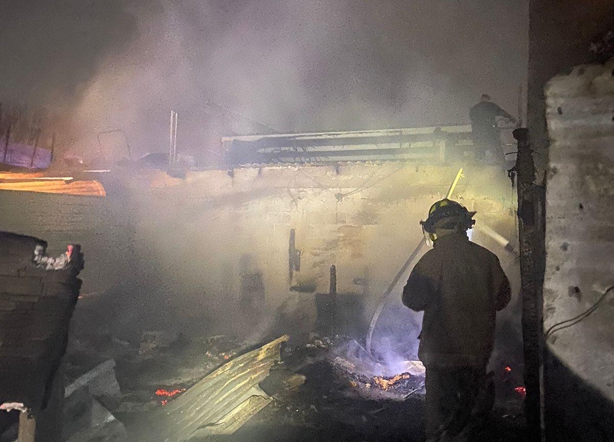 Bomberos y elementos de Protección Civil de Nuevo León sofocando el incendio. Foto: Protección Civil de Nuevo León.