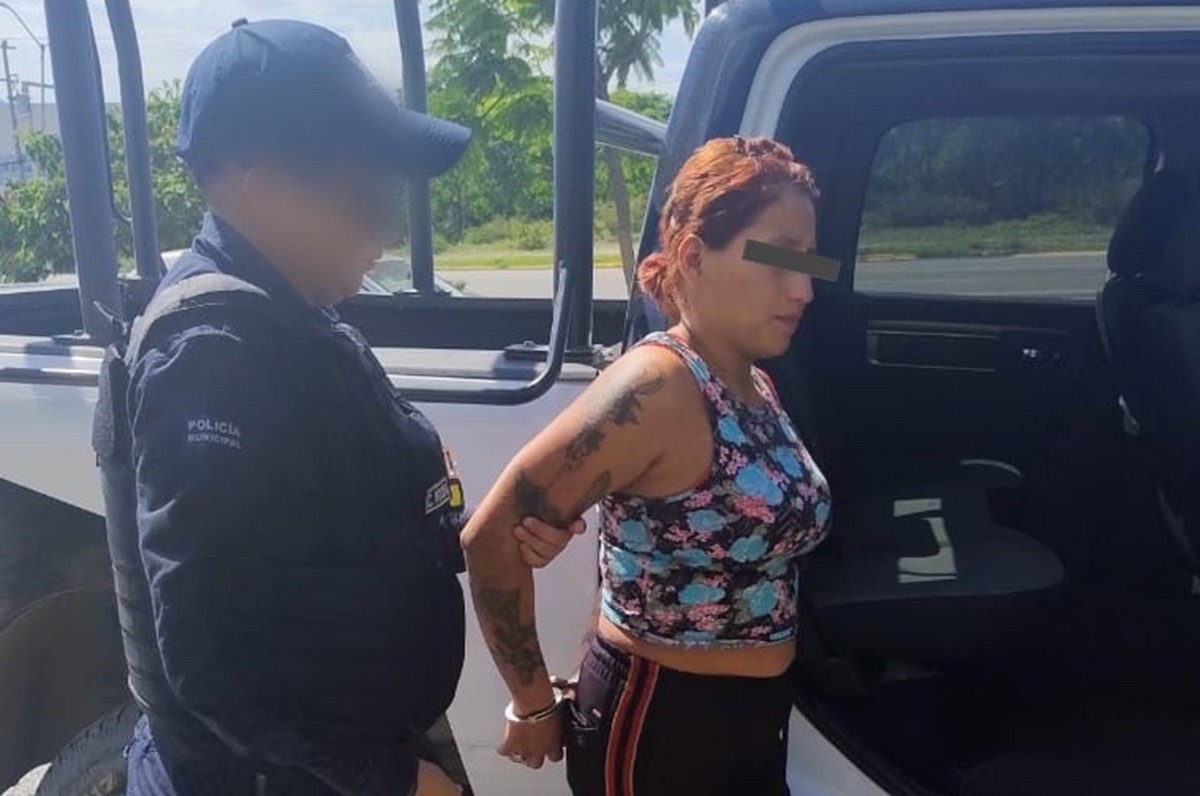 La detenida fue identificada como Martha E., de 30 años, quien quedó a disposición de las autoridades correspondientes.  Foto: Secretaría de Seguridad Pública de Juárez