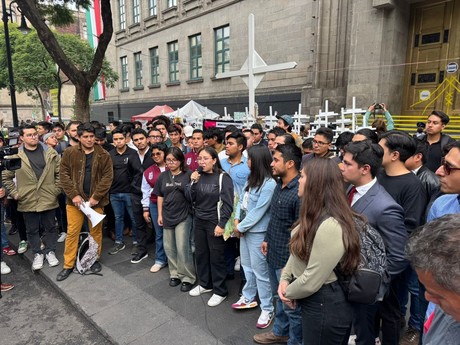 Estudiantes aprueban la reforma al Poder Judicial y se manifiestan en la SCJN