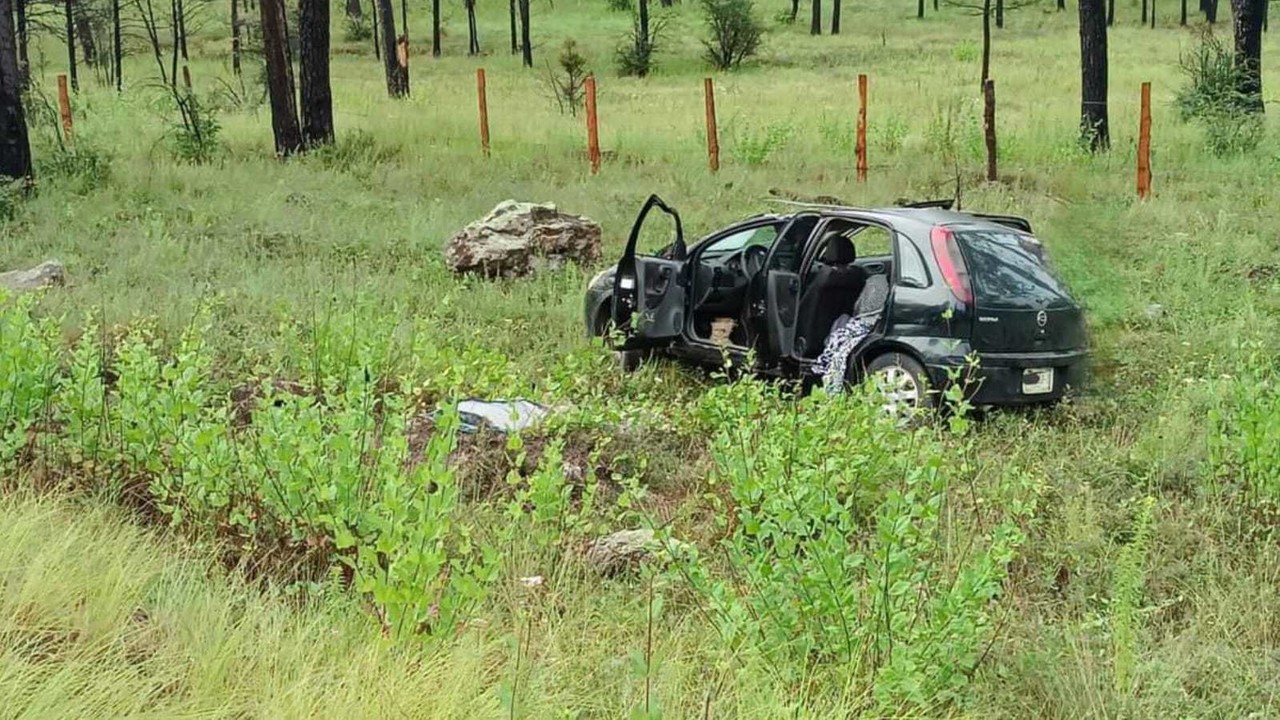 La Cruz Roja de El Salto, informó acerca de un accidente tipo volcadura en la carretera libre Durango - Mazatlán. Foto: Facebook/  Cruz Roja Mexicana El Salto.