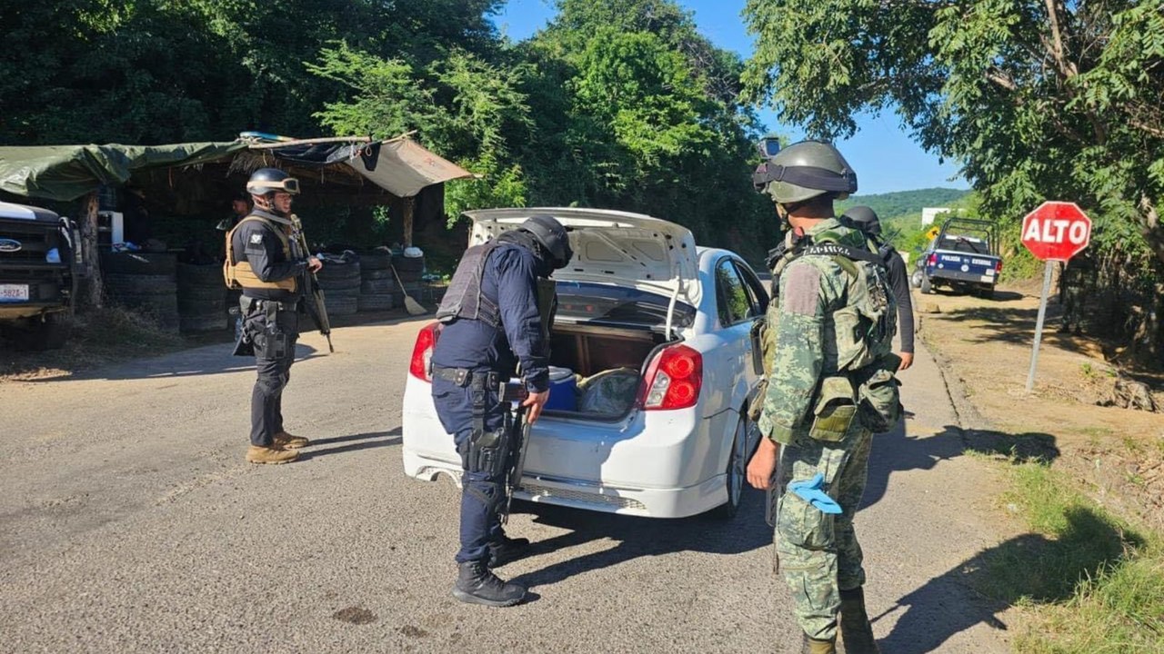 Elementos de la Policía Estatal y el Ejército Mexicano inspeccionan un auto en Tamazula. Foto: Secretaría de Seguridad Pública.