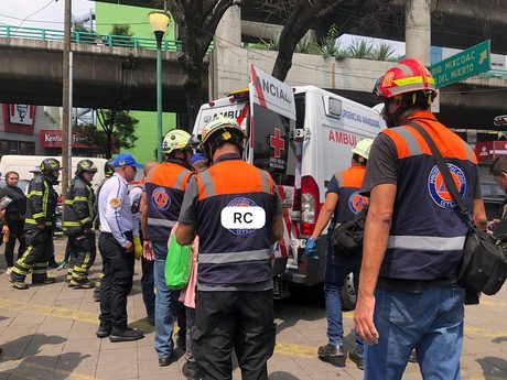 Estudiante cae a zona de vías en el Metro Línea 7 y es rescatado con vida