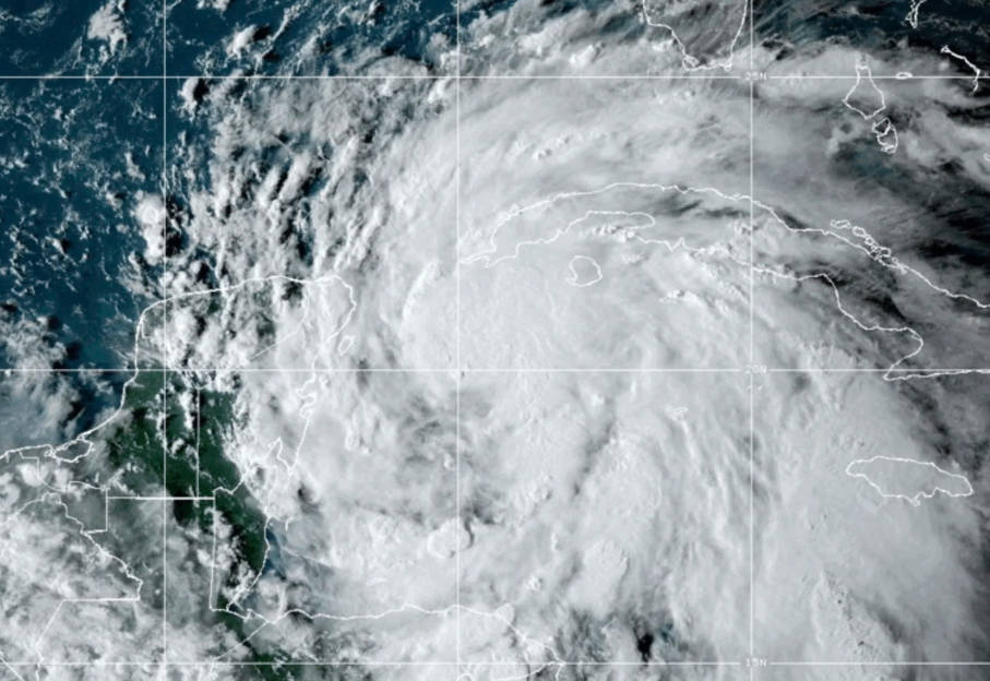 Imagen satelital de la Oficina Nacional de Administración Oceánica y Atmosférica de EU, muestra la tormenta tropical Helene sobre el golfo de México, cerca de México y Cuba. (NOAA vía AP)