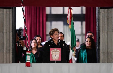 ¡Por primera vez, una mujer! Así Delfina Gómez dio Grito de Independencia