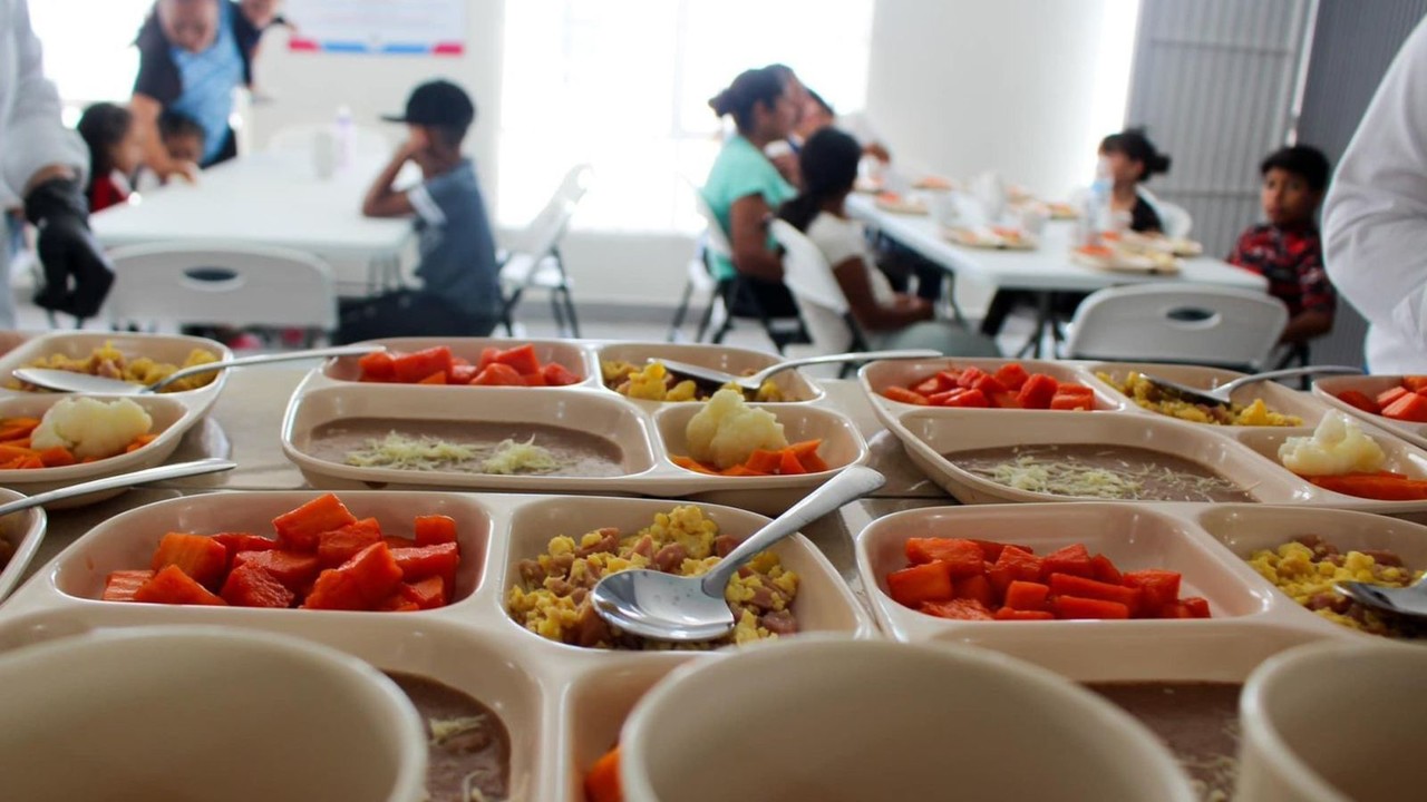 Comedor comunitario dotando de alimentos a niños y niñas en situación vulnerable. Foto: Gobierno Municipal.