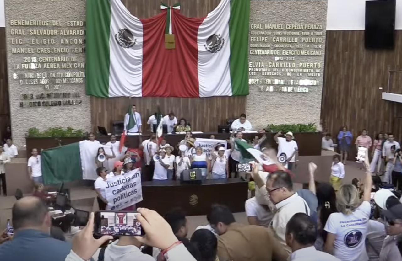 Tras el aval de los senadores, la minuta de la reforma al Poder Judicial fue llevada al Congreso del Estado de Yucatán donde trabajadores irrumpieron la sesión para evitar que fuera aprobada por los legisladores yucatecos, de mayoría morenista.- Foto de re