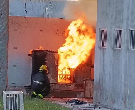 Arde transformador al interior de la UAT Tampico