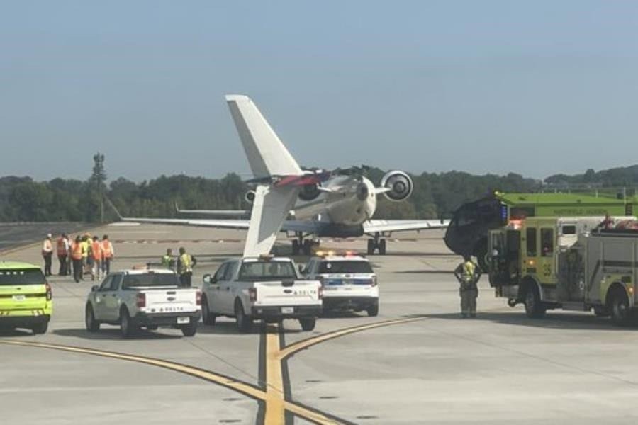 Un avión que quedó destrozado tras el choque con otro en la pista del aeropuerto de Georgia. Foto: X @Traders.