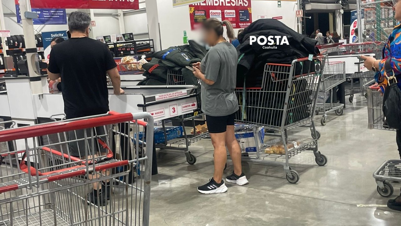 Imagen de la usuaria de Costco comprando las chamarras. (Fotografía: Leslie Delgado)