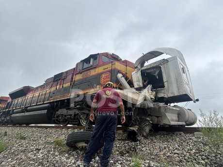 Choca tráiler con tren en Escobedo; amputan piernas al chofer