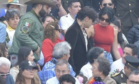 >Christian Nodal y Ángela Aguilar captados en el desfile de CDMX (VIDEO)