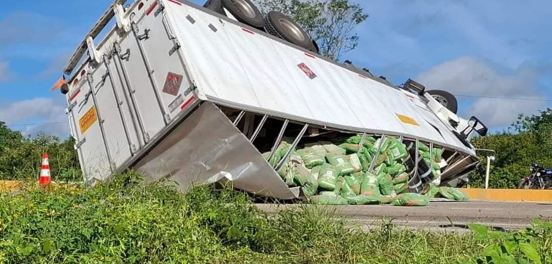 Al menos 10 personas resultaron lesionadas en un accidente que involucró tres vehículos que circulaban sobre la carretera Mérida- Campeche.- Foto de Eco Yucatán