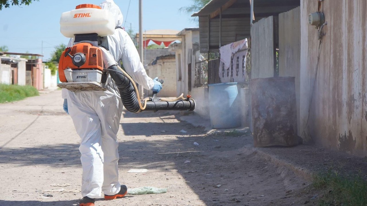 Personal de Salud realizando labores de fumigación en Gómez Palacio. Foto: Ayuntamiento de Gómez Palacio.