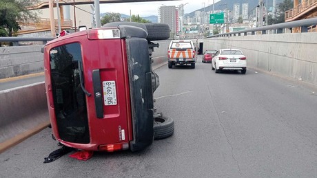 Conductor pierde control y se vuelca en Monterrey