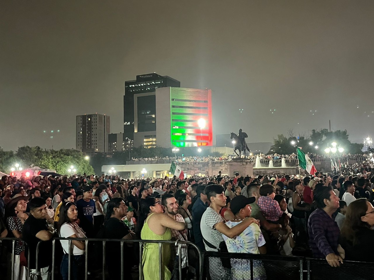 Ciudadanos reunidos en la Explanada de los Héroes para presenciar el grito de independencia. Foto: Vianca Treviño.