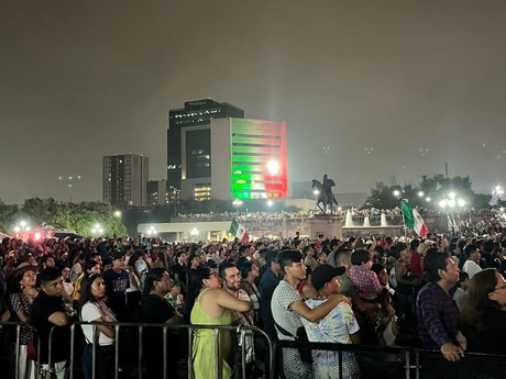 Ni la lluvia detuvo el fervor patrio en la Macroplaza