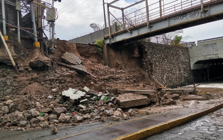 Se derrumba barda de Peñoles en prolongación Comonfort en Torreón