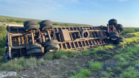 Tráiler termina llantas arriba en la autopista Premier en Nueva Rosita