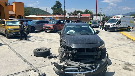 Pick up impacta 6 vehículos en estacionamiento de restaurante Tino en Santiago