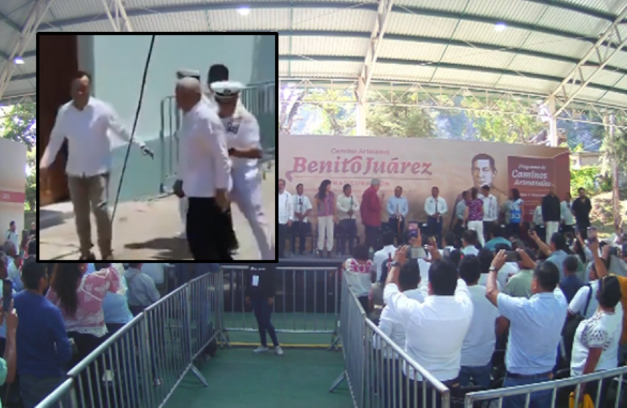 AMLO logró esquivar una botella con ague en Veracruz. Foto. Captura de Imagen