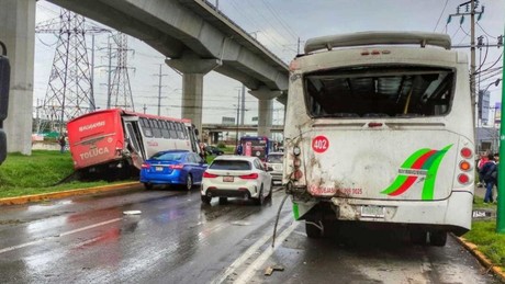 Otra de camiones; choque de transporte público deja diez lesionados