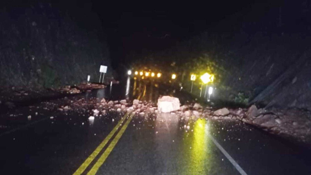 Las lluvias han originado vario derrumbes en la Super Carretera Durango - Mazatlán. Foto: Facebook/ / El Salto Durango.