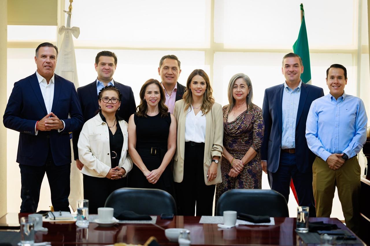 Lorena de la Garza junto a otros expresidentes del Congreso de Nuevo León. Foto: Lorena de la Garza.