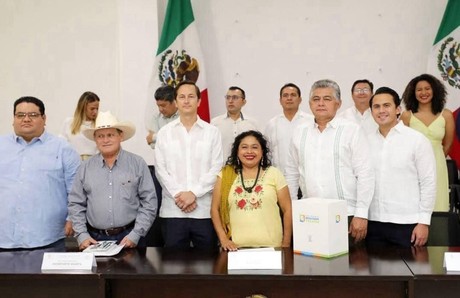 Entregan el Sexto Informe de Resultados de Yucatán al Congreso local