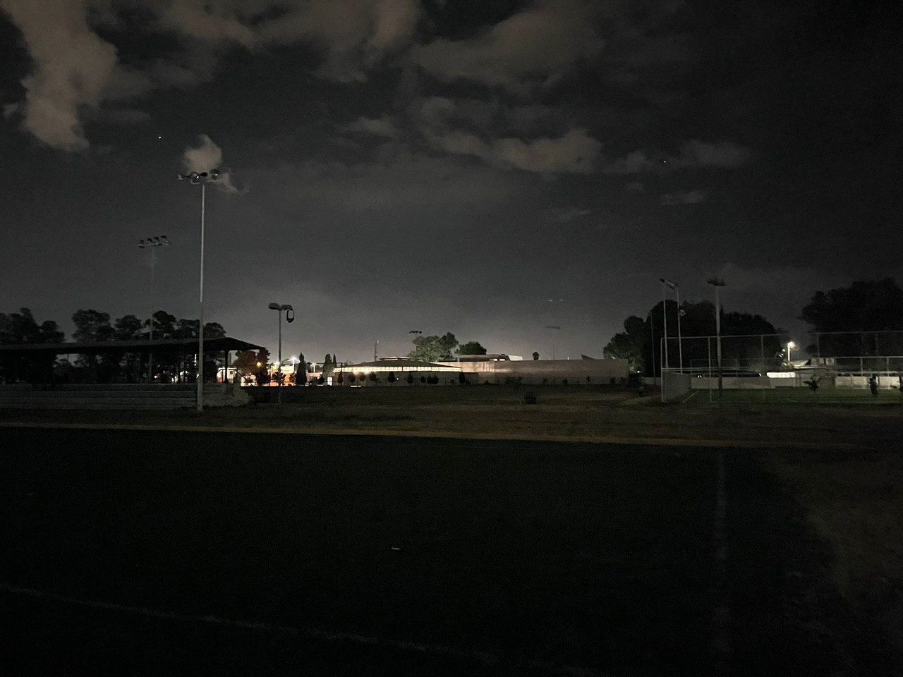 La Unidad Deportiva de División del Norte se encuentra sin luz, lo que hace imposible las actividades deportivas. Foto: Alejandro Ávila.