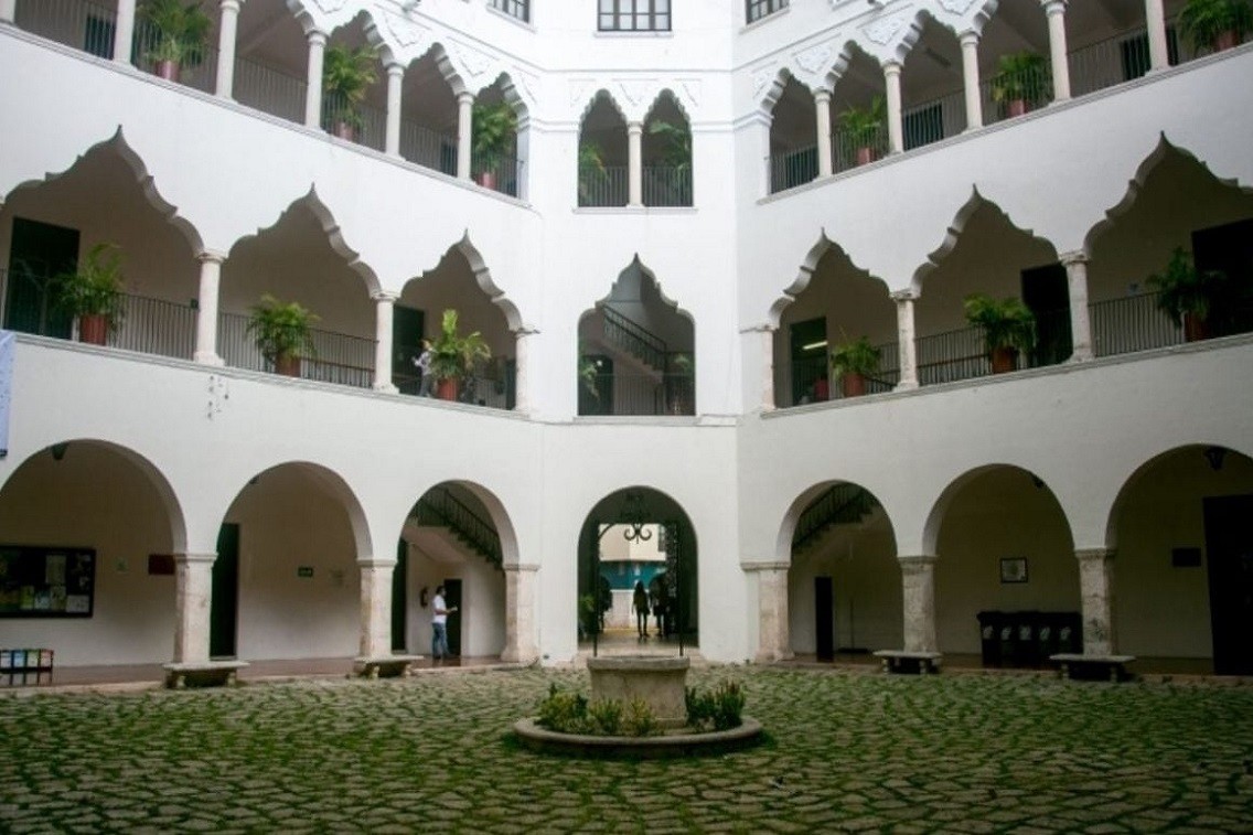 El profesor investigador Raúl Vela Sosa recordó que este  2024 se cumplen 40 años de autonomía de la máxima casa de estudiosa de Yucatán.- Foto de archivo