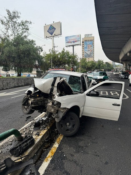 Se queda dormido y provoca aparatoso accidente, derribo señalamiento vial