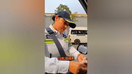 Policía de tránsito recibe 'mordida' en Naucalpan y es grabada (VIDEO)